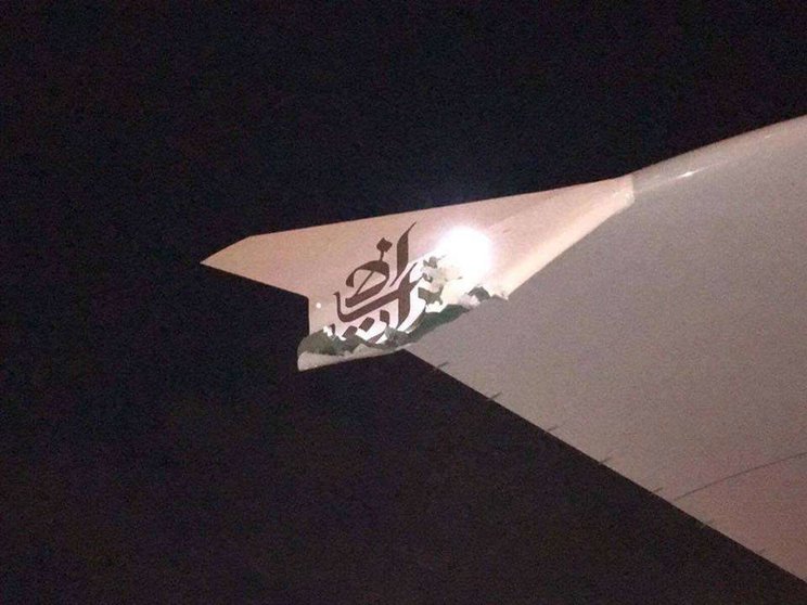 El portal sobre aviación Fligth.org publicó esta fotografía de lo que parecen ser los daños en el avión de Emirates accidentado en Singapur. (Flight Twitter)