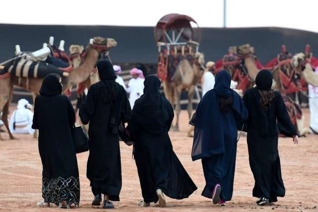 Mujeres saudíes visitan el Festival del Camello.