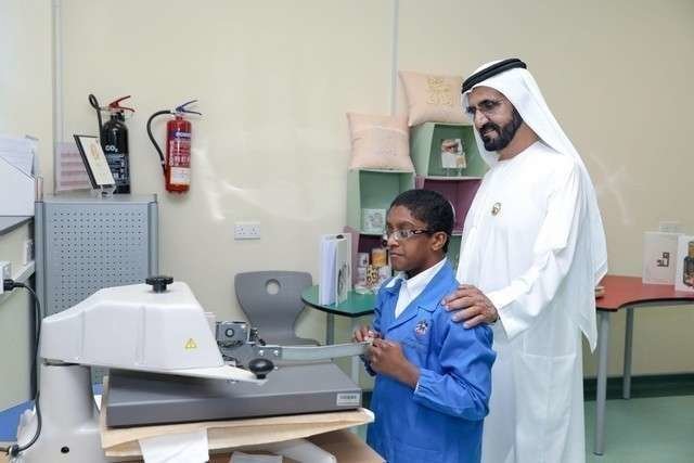 El jeque Mohammed bin Rashid Al Maktoum, con uno de los alumnos del centro del Ministerio de Desarrollo de la Comunidad.