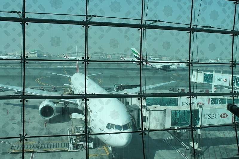 Un Boeing 777 de Emirates en la Terminal 3 del aeropuerto de Dubai. (EL CORREO)