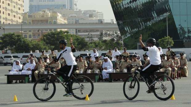 Agentes de la Policía de Dubai durante una de las sesiones de formación de patrulla en bicicleta.