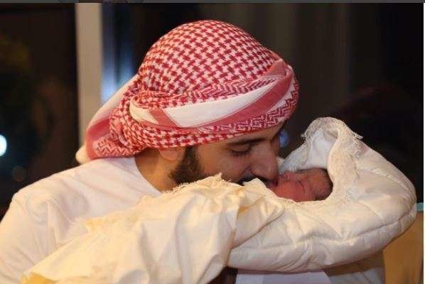 El hijo del gobernador de Dubai con su recién nacido. (Twitter) 