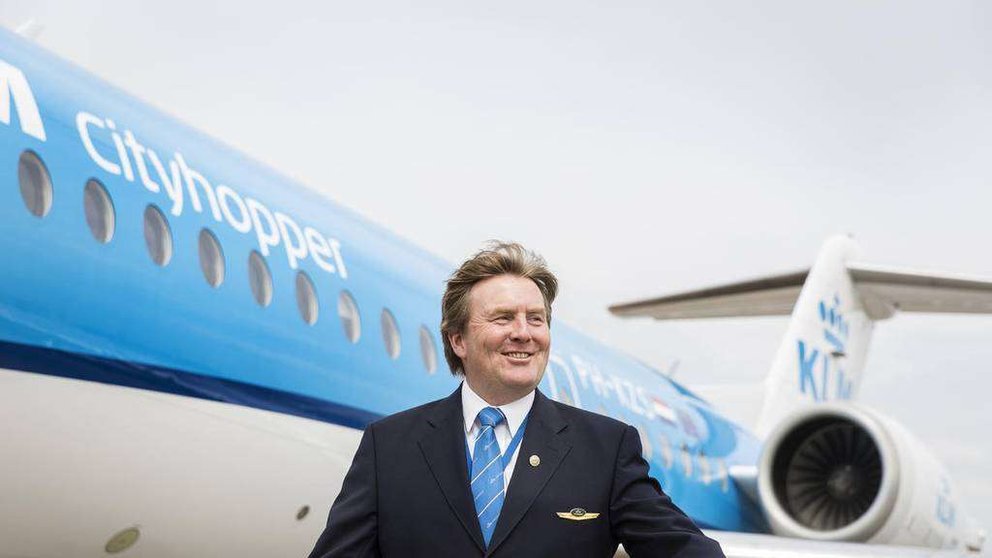 El Rey de Holanda ante un avión de la KLM.