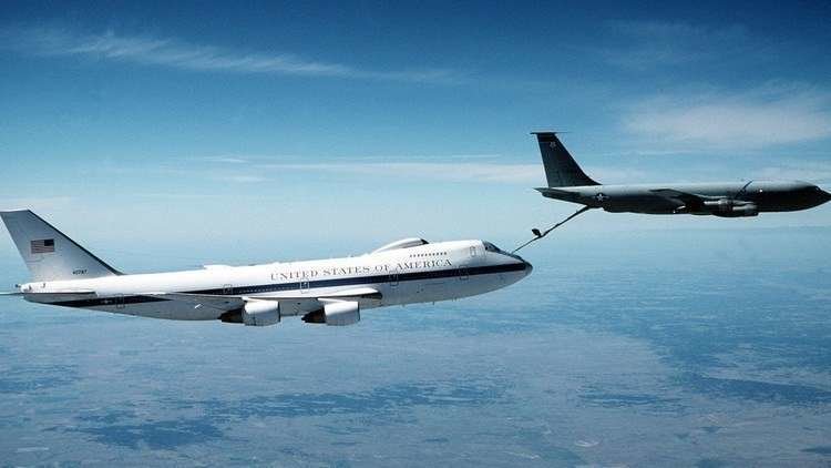 Al Air Force One le acompaña el avión escolta, un Boing E-4B. (Gobierno Federal de los EE.UU.) 
