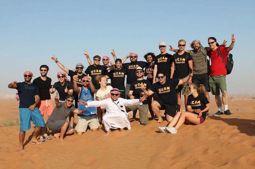 Alumnos de los máster MBA Sports Management de la UCAM, en el desierto de Dubai. (Cedida)
