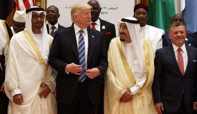  El presidente de EEUU entre el príncipe heredero de Abu Dhabi y el Rey Salmn de Arabia Saudita. (AP)