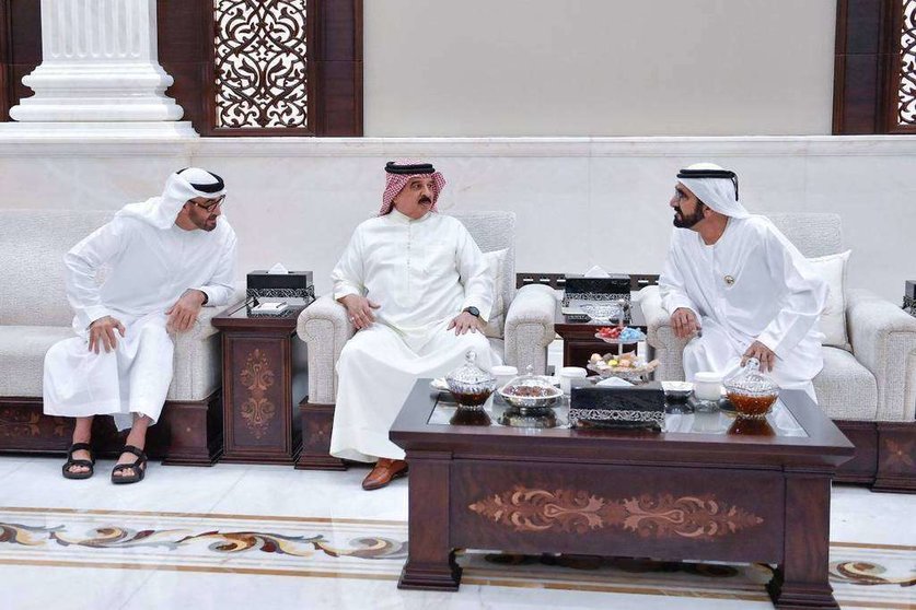 Sheikh Mohammed bin Zayed Al Nahyan, el rey Hamad bin Isa al Khalifa y Sheikh Mohammed bin Rashid Al Maktoum, este martes, en el Palacio de Al Bateen. (Dubai Media Office)