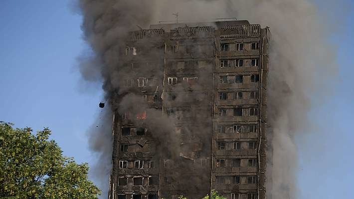 Torre residencial incendiada en Londres. (AFP)