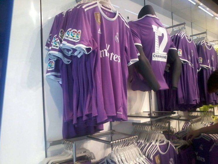 Una tienda oficial del Real Madrid en la capital de España. (EL CORREO)