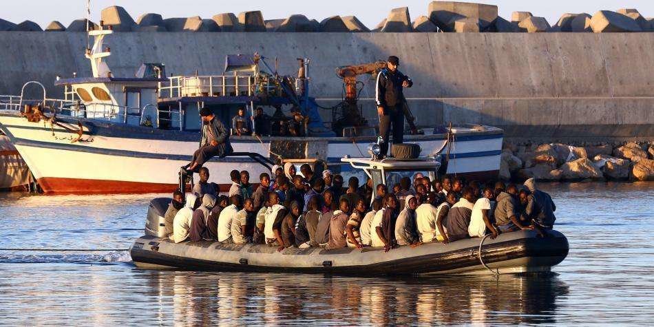 En la foto de AFP, inmigrantes navegan por el Mediterráneo.