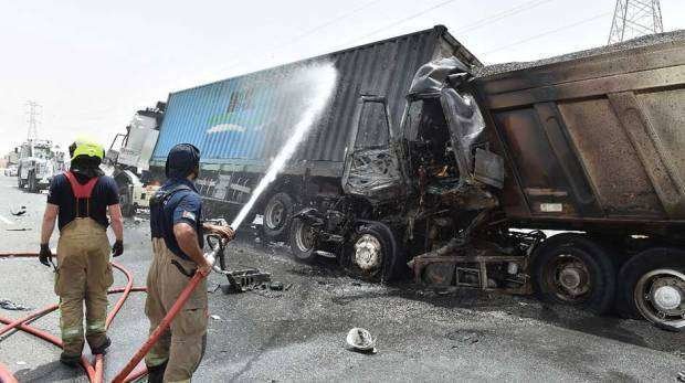 Dos de los camiones implicados en la violenta colisión en Sharjah. (Policía de Sharjah)