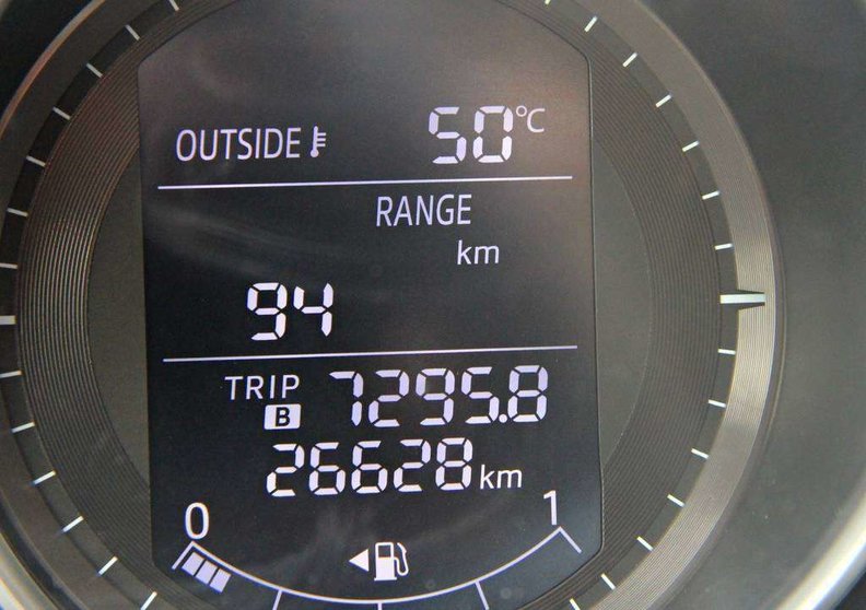 El termómetro de un vehículo señalando 50 grados. (R.P.U.)