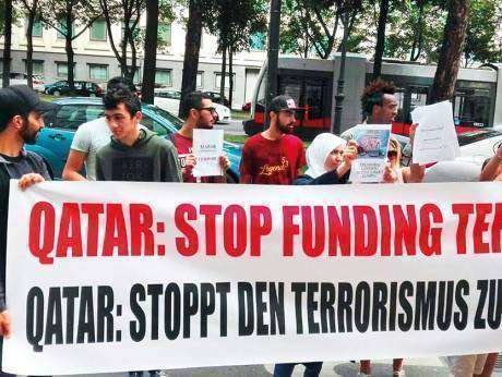 Activistas durante la concentración de este viernes a las puertas de la Embajada de Qatar en Viena. (WAM)