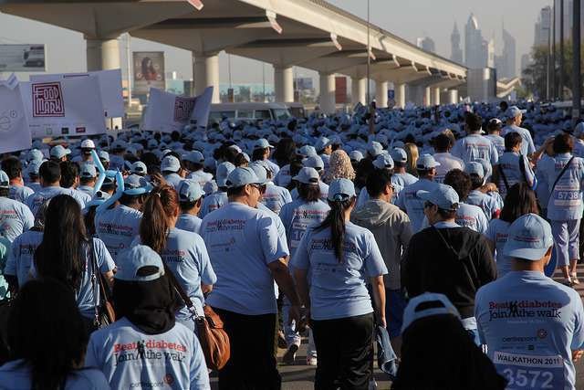 Ciudadanos participan en una marcha con fin social en Emiratos.