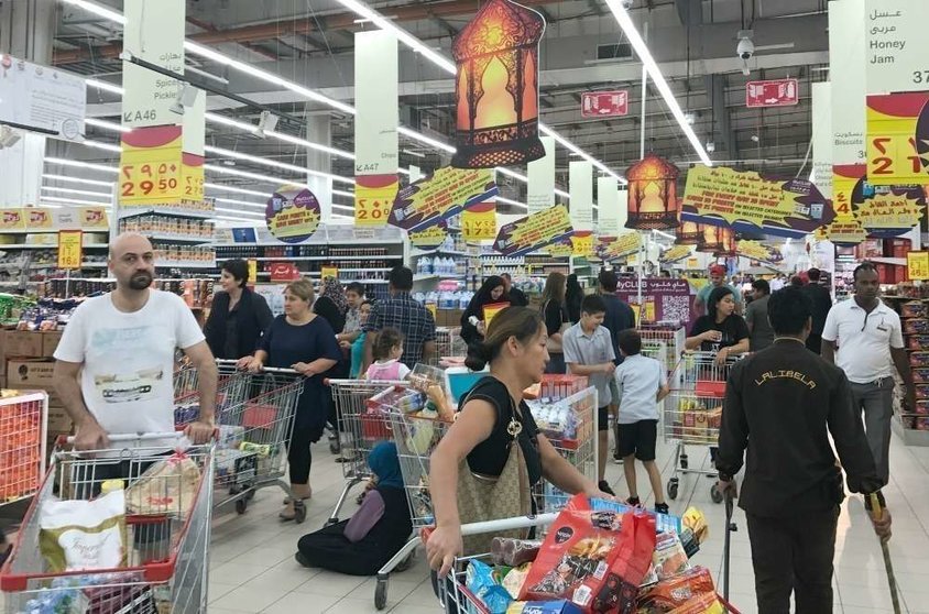 Los residentes en Qatar se han lanzado hoy en masa a comprar en los supermercados. (EL CORREO)