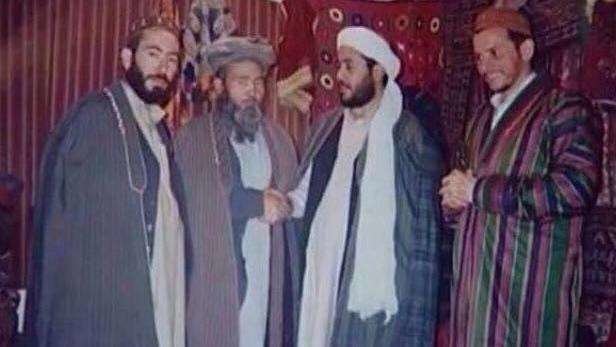 La fotografía muestra al padre del bombardero de Manchester y al comandante libio islámico que se reunió con los talibanes en los años 90.