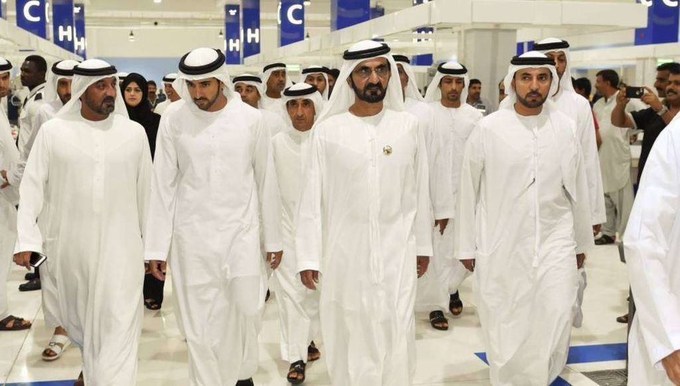 El jeque Mohammed bin Rashid y el príncipe heredero de Dubai durante su visita al  mercado.