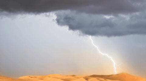 Una imagen de una tormenta eléctrica en el desierto.