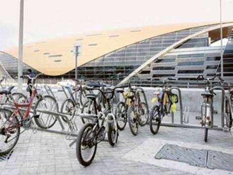 Bicicletas aparcadas ante una estación de Metro en Dubai.