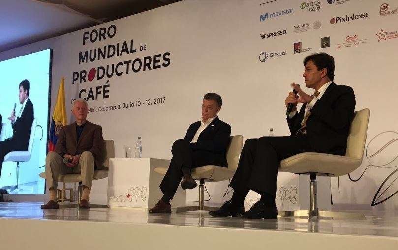 Bill Clinton, Juan Manuel Santos y Roberto Vélez, durante su participación en el Primer Foro Mundial de Productores de Café en Colombia.