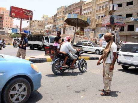 Las fuerzas de seguridad yemeníes inspeccionan los vehículos en un retén en Mukalla.