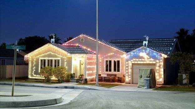 En Dhahran, Arabia Saudita, los vecinos decoran sus casas al más puro estilo estadounidense en Navidad. (Ayesha Malik)