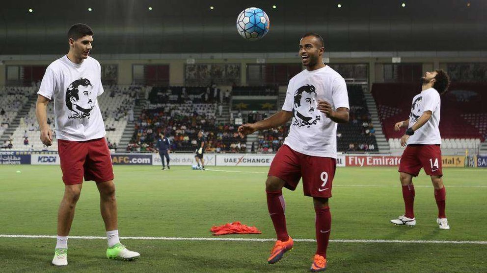 Los jugadores de fútbol de Qatar con las camisetas del emir.