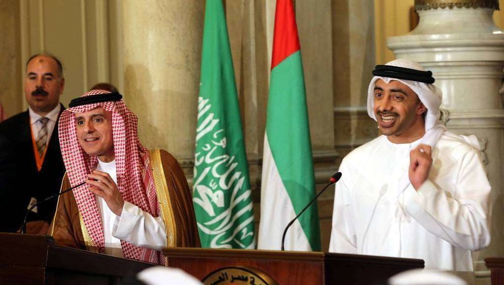 El ministro de Asuntos Exteriores de Arabia Saudí y su homólogo emiratí ofrecen una rueda de prensa después de un encuentro para abordar la crisis actual con Qatar en El Cairo. (KHALED ELFIQI EFE)