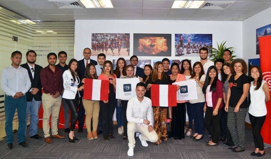 Foto de familia de los estudiantes peruanos en la sede del Consulado General del Perú en Dubai Marina. (Cedida)