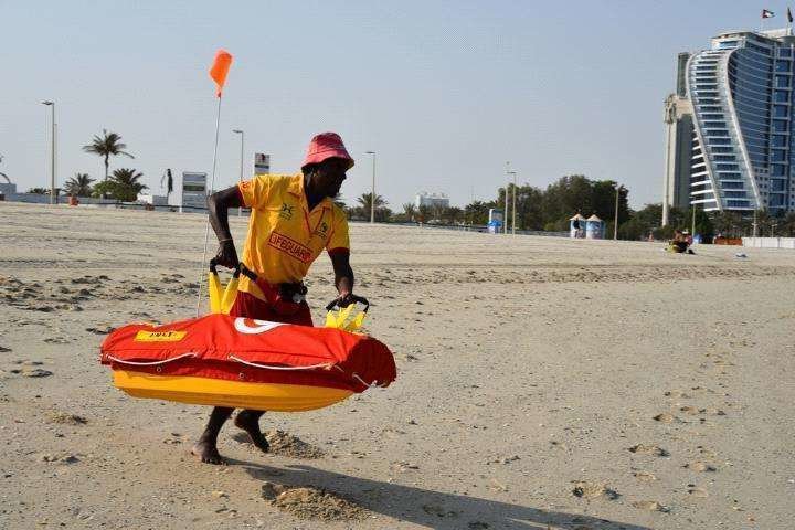 Un socorrista con su robot en la playa de Jumeirah de Dubai.