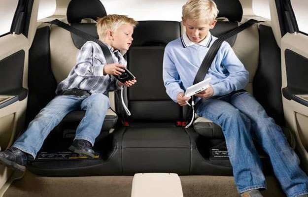 Los menores deben ir correctamente abrochados en el automóvil.