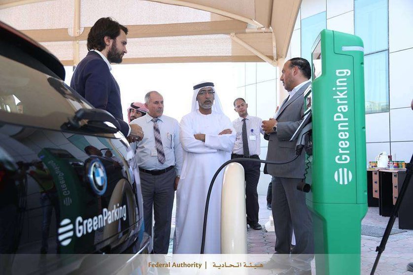 Autoridades durante la inauguración de la nueva estación de carga de coches eléctricos de Ajman. (FEWA)