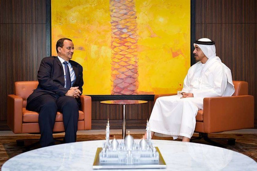 El ministro de Exteriores de EAU y el enviado de la ONU a Yemen durante la reunión en Abu Dhabi.