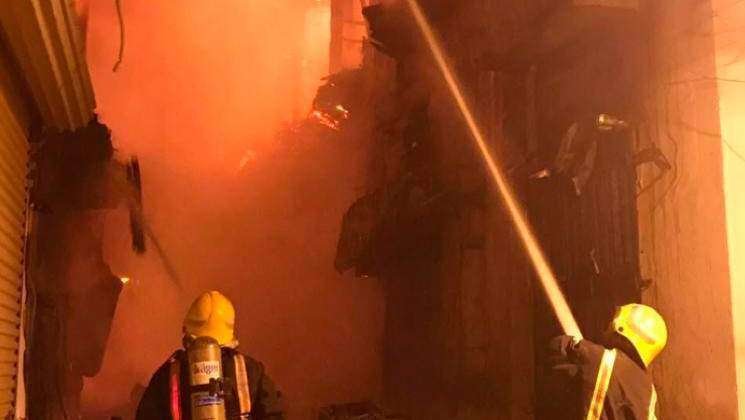 Dos bomberos intervienen en el incendio de varios edificios del centro histórico de Jeddah. (SPA)