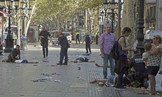 Desolador aspecto de las Ramblas de Barcelona tras el atropello masivo. (Efe)