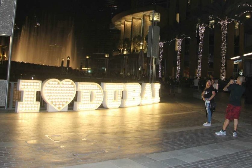 El luminoso 'I love Dubai' ante la fuente. (EL CORREO)