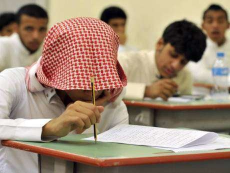 En la imagen de AFP, una clase en un colegio masculino saudí. 