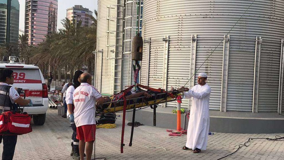 Los equipos de emergencias trasladan al inspector después tras sacarlo del tanque al que se había precipitado. (Policía de Dubai)