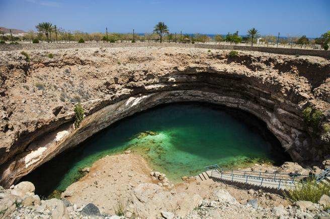 Aguas cristalinas en la gruta de Bimmah en Omán.