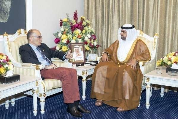 Un momento del encuentro en Fujairah del jeque Mohammed bin Hamad bin Mohammed Al Sharqi con el embajador de Costa Rica. (WAM)