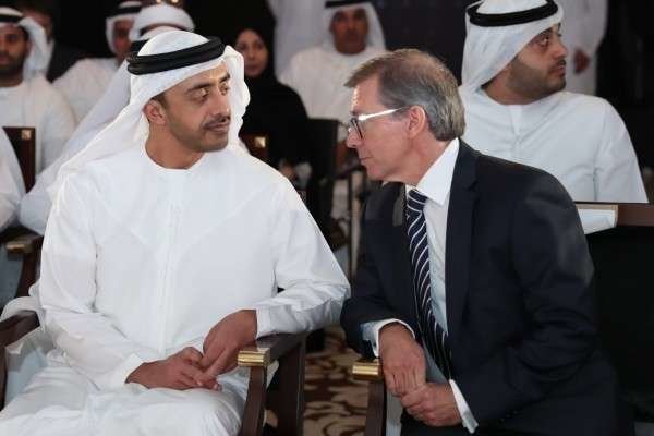 El ministro de Exteriores de EAU, el jeque Abdullah, junto al español Bernardino León, presidente de EDA. (WAM)