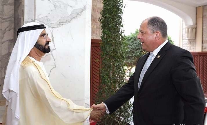 El jeque Mohammed bin Rashid Al Maktoum saluda al presidente de Costa Rica durante la visita a Emiratos Árabes que protagonizó el pasado mes de enero. (Dubai Media Office)