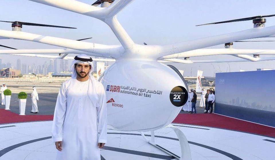 El jeque Handam junto al volovóptero primer taxi aéreo de Dubai.