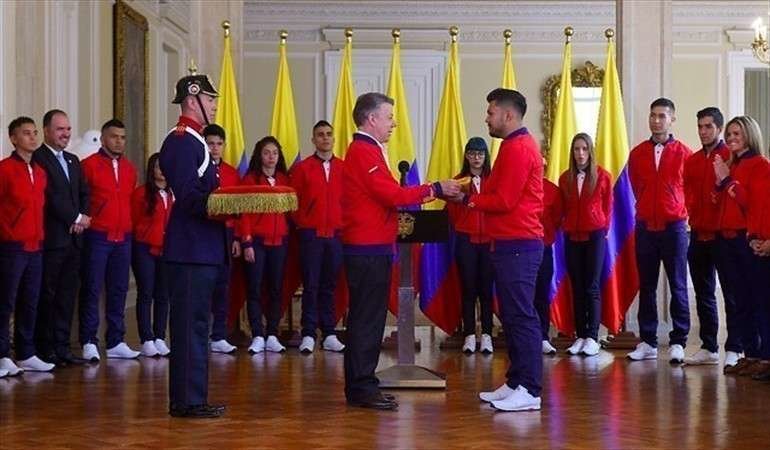 El presidente de Colombia junto a los concursantes que viajarán a Abu Dhabi. (Colprensa)