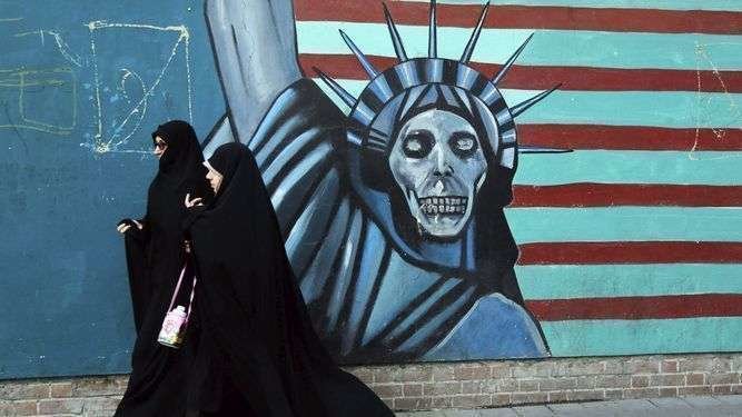 En la imagen de EFE, dos mujeres pasean por Teherán.