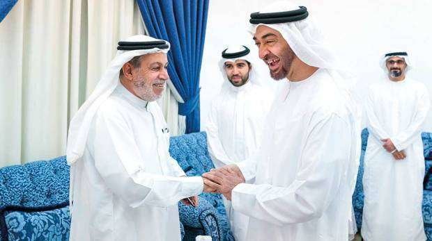 Sheikh Mohammed bin Zayed saluda a su antiguo maestro Ahmad Ebrahim Mandi Al Tamimi.