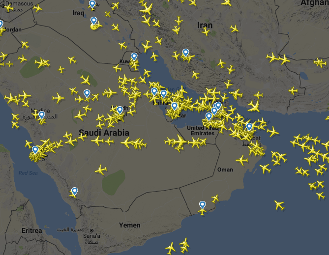 Una captura de flightradar24.com del tráfico aéreo en el Golfo Arábigo el 18 de octubre. (EL CORREO)