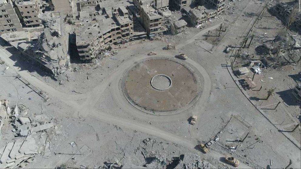 Impresionante imagen de dron muestra la plaza de ejecuciones del Daesh en Raqqa. (@CNNE)