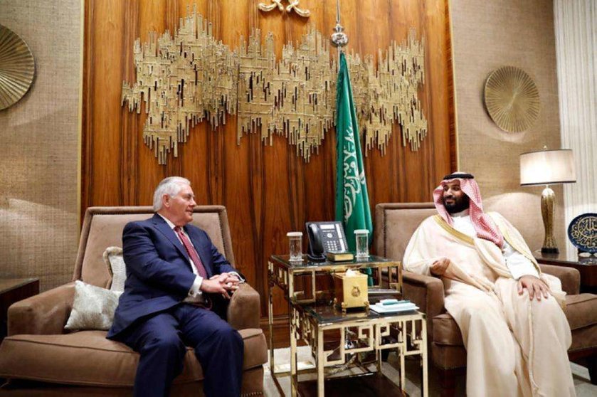 El secretario de Estado estadounidense junto al príncipe heredero saudí en Riad.