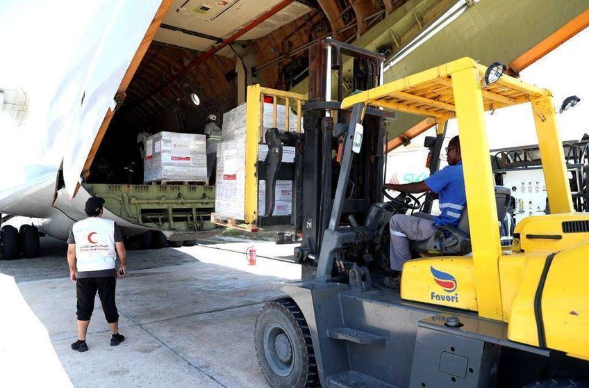 Un avión en plena carga de ayuda humanitaria emiratí para Somalia.